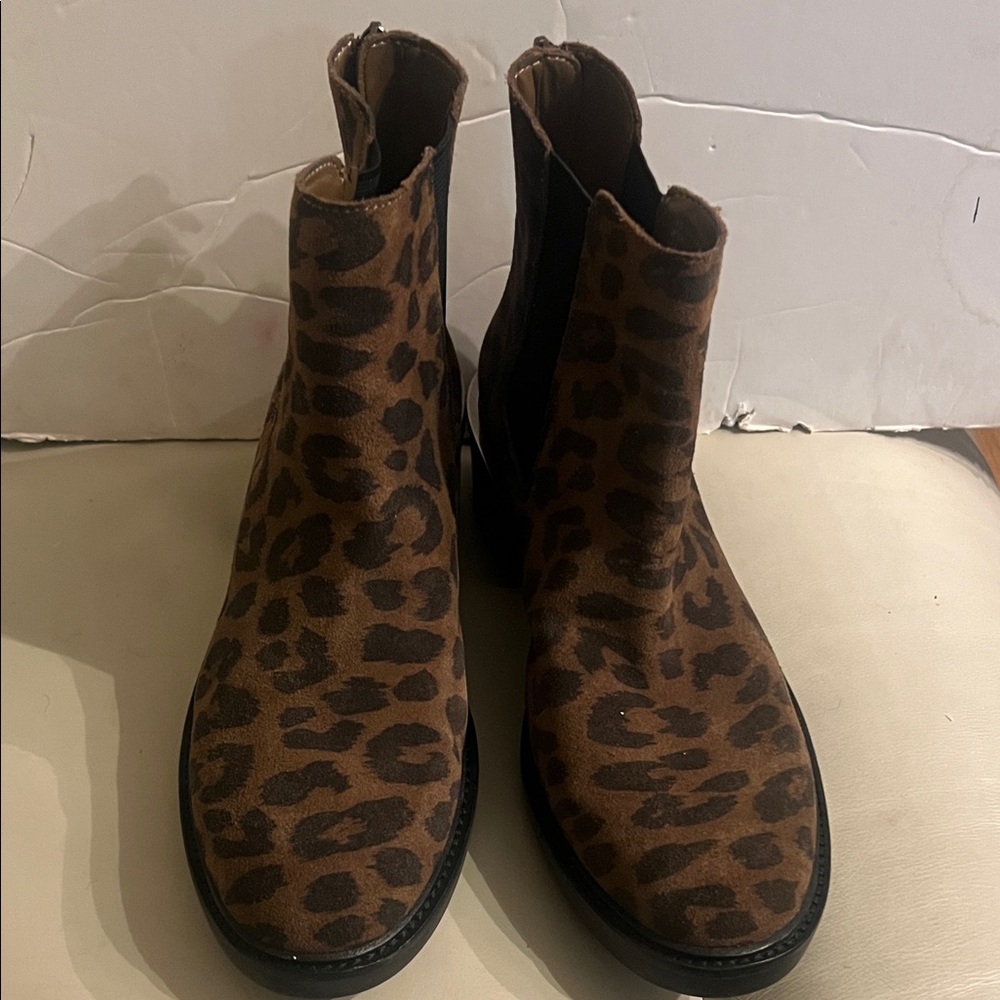 VINCE CAMUTO KELIVENA LEOPARD PRINT BOOTS SIZE 8 1/2M 39